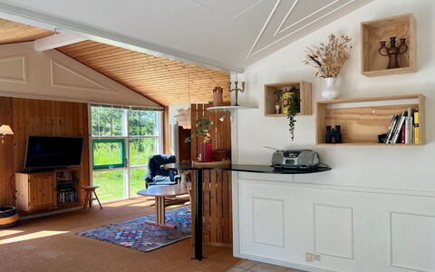 Kiris - 800M from the Sea: Pavimentazione, Parete, Pavimento, Interior Design, Legna, Soffitto, Pavimento In Legno, Illuminazione, Mobilia, Pavimento Laminato