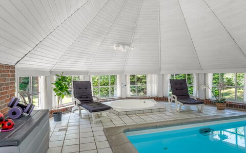 Pauna - 50M from the Sea: Soffitto, Interior Design, Pavimento, Ricorrere, Piscina, Shade, Bicchiere, Estate, Sedia, Design
