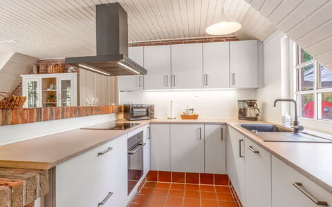 Pauna - 50M from the Sea: Cucina, Controsoffitto, Pavimentazione, Interior Design, Elettrodomestico Da Cucina, Legna, Cabinetry, Soffitto, Pavimento, Apparecchio Major