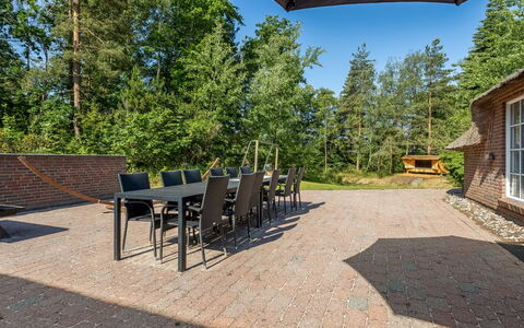 Pauna - 50M from the Sea: Giardino, Shade, Landscaping, Estate, Cortile, Driveway, Design, Sempreverde, Backyard