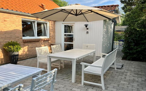 Marjukka - 10M from the Sea: Arbusto, Urban Design, Groundcover, Brick, Appartamento, Estate, Muratura, Balcone, Landscaping