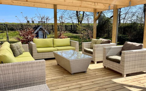 Marjukka - 10M from the Sea: Arbusto, Urban Design, Groundcover, Brick, Appartamento, Estate, Muratura, Balcone, Landscaping