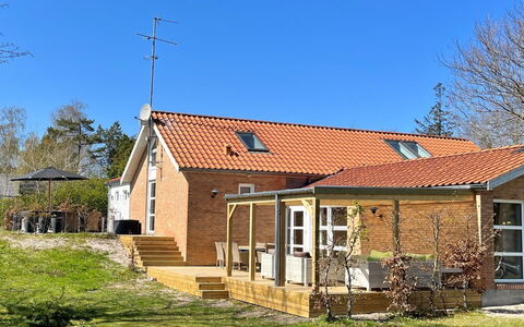 Marjukka - 10M from the Sea: Arbusto, Urban Design, Groundcover, Brick, Appartamento, Estate, Muratura, Balcone, Landscaping