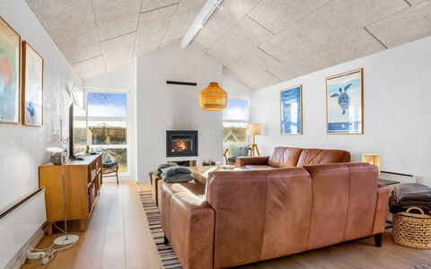Marjukka - 10M from the Sea: Soffitto, Sedia, Soggiorno, Latifoglie, Divano, Color Legno, Lampada, Illuminazione Diurna, Fascio