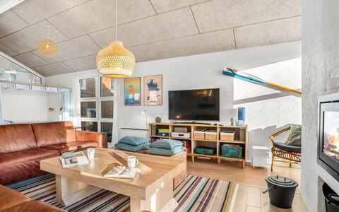 Marjukka - 10M from the Sea: Mobilia, Interior Design, Pavimentazione, Legna, Soffitto, Divano, Pavimento, Camera, Soggiorno, Lampada