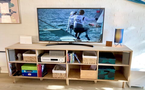 Marjukka - 10M from the Sea: Mobilia, Scaffalature, Legna, Mensola, Interior Design, Pavimentazione, Pavimento, Soggiorno, Libreria, Camera