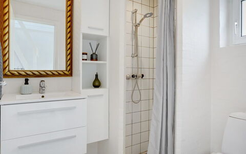 Marjukka - 10M from the Sea: Parete, Interior Design, Pavimentazione, Bagno, Idraulico Fixture, Pavimento, Mobiletto Del Bagno, Specchio, Idraulico, Camera