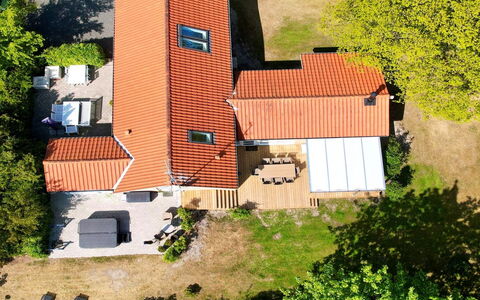 Marjukka - 10M from the Sea: Arbusto, Urban Design, Groundcover, Brick, Appartamento, Estate, Muratura, Balcone, Landscaping