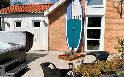Marjukka - 10M from the Sea: Arbusto, Urban Design, Groundcover, Brick, Appartamento, Estate, Muratura, Balcone, Landscaping