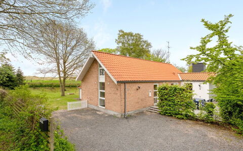 Marjukka - 10M from the Sea: Arbusto, Urban Design, Groundcover, Brick, Appartamento, Estate, Muratura, Balcone, Landscaping