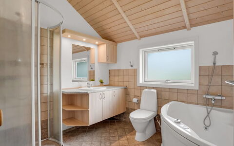 Alger - 800M from the Sea: Idraulico Fixture, Interior Design, Pavimentazione, Bagno, Lavello, Pavimento, Lavandino Del Bagno, Soffitto, Legna, Rubinetto