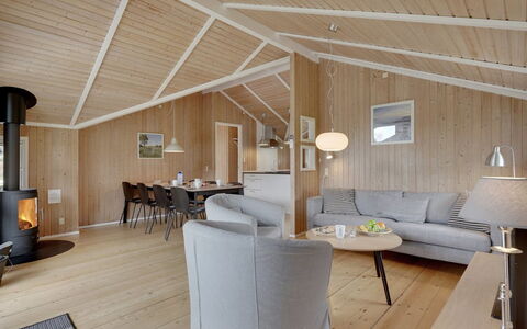 Uolevi - 200M from the Sea: Pavimentazione, Parete, Pavimento, Interior Design, Legna, Soffitto, Pavimento In Legno, Illuminazione, Mobilia, Pavimento Laminato