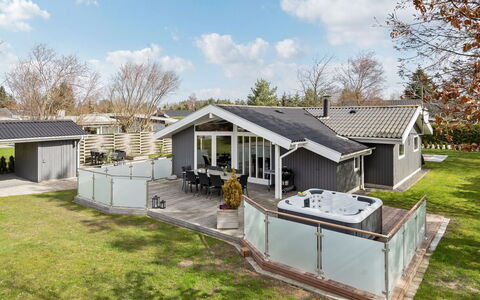 Justiina - 800M from the Sea: Legna, Casa, Villetta, Casa, Tetto, Area Rurale, Raccordo, Log Cabin, Edifici Giardino, Latifoglie