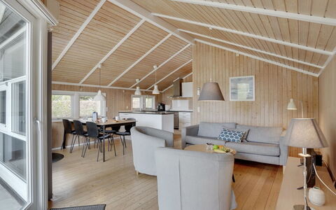 Nafni - 200M from the Sea: Pavimentazione, Parete, Pavimento, Interior Design, Legna, Soffitto, Pavimento In Legno, Illuminazione, Mobilia, Pavimento Laminato