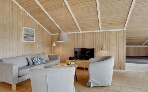 Nafni - 200M from the Sea: Pavimentazione, Parete, Pavimento, Interior Design, Legna, Soffitto, Pavimento In Legno, Illuminazione, Mobilia, Pavimento Laminato