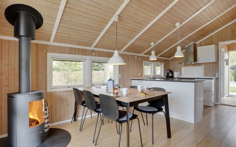 Nafni - 200M from the Sea: Pavimentazione, Parete, Pavimento, Interior Design, Legna, Soffitto, Pavimento In Legno, Illuminazione, Mobilia, Pavimento Laminato