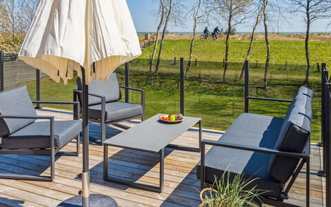 Engli - 90M from the Sea: Zona Residenziale, Arbusto, Casa, Casa, Giardino, Estate, Shade, Landscaping, Prato