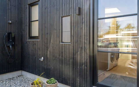 Engli - 90M from the Sea: Zona Residenziale, Arbusto, Casa, Casa, Giardino, Estate, Shade, Landscaping, Prato