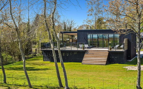 Engli - 90M from the Sea: Zona Residenziale, Arbusto, Casa, Casa, Giardino, Estate, Shade, Landscaping, Prato