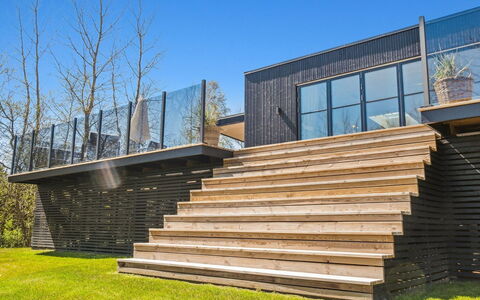 Engli - 90M from the Sea: Zona Residenziale, Arbusto, Casa, Casa, Giardino, Estate, Shade, Landscaping, Prato