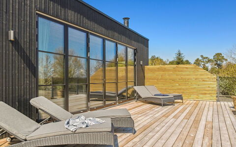 Engli - 90M from the Sea: Zona Residenziale, Arbusto, Casa, Casa, Giardino, Estate, Shade, Landscaping, Prato