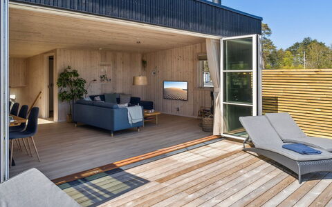 Engli - 90M from the Sea: Zona Residenziale, Arbusto, Casa, Casa, Giardino, Estate, Shade, Landscaping, Prato
