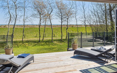 Engli - 90M from the Sea: Zona Residenziale, Arbusto, Casa, Casa, Giardino, Estate, Shade, Landscaping, Prato