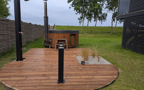 Engli - 90M from the Sea: Zona Residenziale, Arbusto, Casa, Casa, Giardino, Estate, Shade, Landscaping, Prato