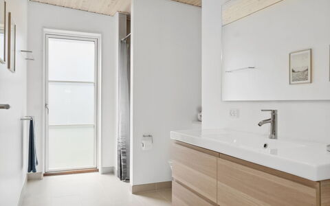 Engli - 90M from the Sea: Pavimentazione, Pavimento, Lavandino Del Bagno, Interior Design, Idraulico Fixture, Parete, Lavello, Legna, Bagno, Mobiletto Del Bagno