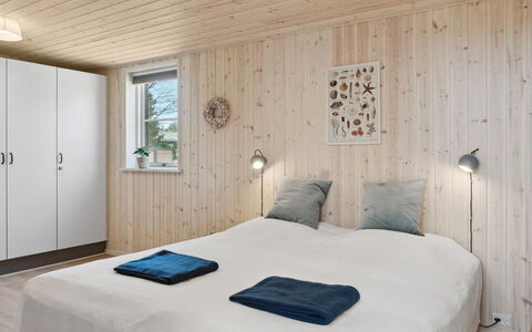 Engli - 90M from the Sea: Pavimentazione, Legna, Interior Design, Camera Da Letto, Pavimento, Soffitto, Letto, Mobilia, Camera, Lenzuolo