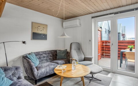Alissa - 400M from the Sea: Mobilia, Legna, Interior Design, Pavimentazione, Pavimento, Sedia, Camera, Soffitto, Soggiorno, Appartamento