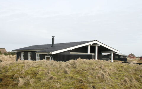 Eikka - 600M from the Sea: Arbusto, Urban Design, Groundcover, Brick, Appartamento, Estate, Muratura, Balcone, Landscaping