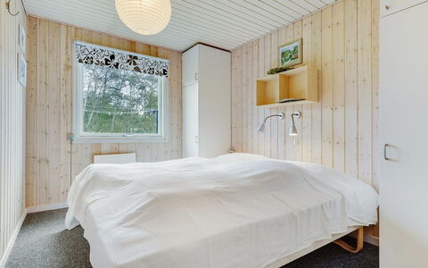 Patrice - 2Km from the Sea: Mobilia, Interior Design, Sedia, Pavimentazione, Tavolo, Ricorrere, Pavimento, Soffitto, Camera, Eco Hotel
