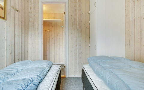 Patrice - 2Km from the Sea: Mobilia, Interior Design, Sedia, Pavimentazione, Tavolo, Ricorrere, Pavimento, Soffitto, Camera, Eco Hotel