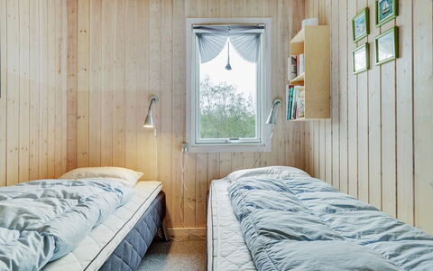 Patrice - 2Km from the Sea: Mobilia, Interior Design, Sedia, Pavimentazione, Tavolo, Ricorrere, Pavimento, Soffitto, Camera, Eco Hotel