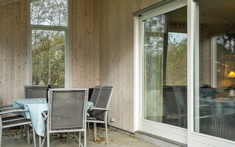 Patrice - 2Km from the Sea: Mobilia, Interior Design, Sedia, Pavimentazione, Tavolo, Ricorrere, Pavimento, Soffitto, Camera, Eco Hotel