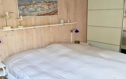 Gudrid - 500M from the Sea: Camera Da Letto, Legna, Mobilia, Letto, Pavimentazione, Lenzuolo, Interior Design, Bedding, Pavimento, Biancheria