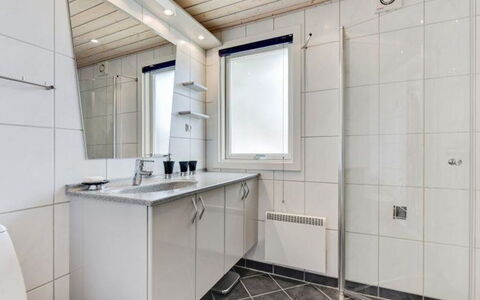 Gudrid - 500M from the Sea: Idraulico Fixture, Pavimentazione, Pavimento, Lavello, Soffitto, Bagno, Interior Design, Idraulico, Rubinetto, Mobiletto Del Bagno