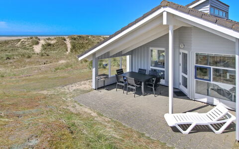 Wikar - 50M from the Sea: Architettura, Tetto, Casa, Materiale Composito, Illuminazione Diurna, Raccordo, Driveway
