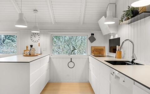 Julie - 1.5Km from the Sea: Cucina, Pavimentazione, Interior Design, Legna, Controsoffitto, Soffitto, Pavimento, Cabinetry, Lampada, Elettrodomestico Da Cucina