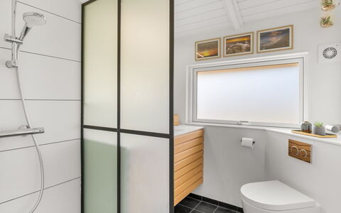 Julie - 1.5Km from the Sea: Interior Design, Pavimentazione, Idraulico Fixture, Bagno, Pavimento, Gabinetto, Idraulico, Casa, Soffitto, Camera
