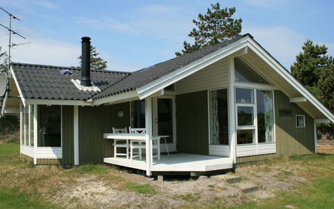 Klint - 1.7Km from the Sea: Tetto, Casa, Lotto, Casa, Villetta, Estate, Edifici Giardino, Shade, Log Cabin, Landscaping