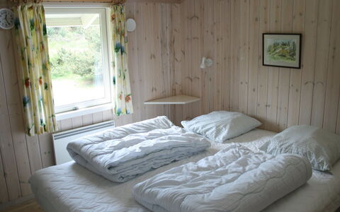 Klint - 1.7Km from the Sea: Tetto, Casa, Lotto, Casa, Villetta, Estate, Edifici Giardino, Shade, Log Cabin, Landscaping