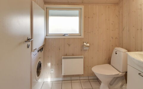 Klint - 1.7Km from the Sea: Tetto, Casa, Lotto, Casa, Villetta, Estate, Edifici Giardino, Shade, Log Cabin, Landscaping