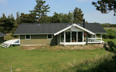 Klint - 1.7Km from the Sea: Tetto, Casa, Lotto, Casa, Villetta, Estate, Edifici Giardino, Shade, Log Cabin, Landscaping