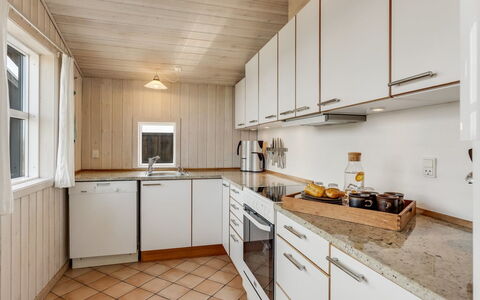 Benja - 200M from the Sea: Pavimentazione, Legna, Pavimento, Cucina, Interior Design, Controsoffitto, Soffitto, Lavello, Cabinetry, Apparecchio Major