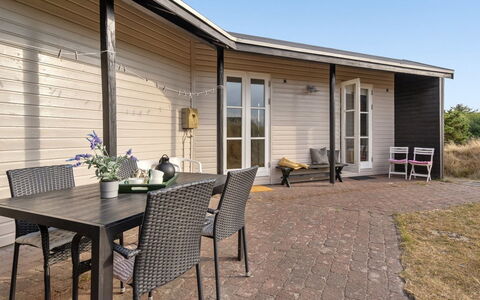 Jules - 300M from the Sea: Porta, Casa, Raccordo, Deck, Latifoglie, Villetta, Color Legno, Pavimento In Legno, Terrazza, Cortile