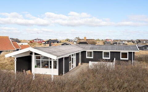 Faxi - 100M from the Sea: Arbusto, Urban Design, Groundcover, Brick, Appartamento, Estate, Muratura, Balcone, Landscaping