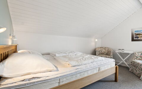 Akim - 2Km from the Sea: Letto, Camera Da Letto, Interior Design, Pavimento, Pavimentazione, Bedding, Lenzuolo, Legna, Mobilia, Soffitto