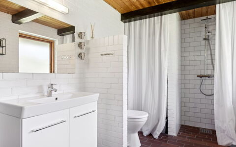 Jorinde - 2.8Km from the Sea: Pavimentazione, Parete, Pavimento, Idraulico Fixture, Bagno, Interior Design, Soffitto, Idraulico, Camera, Piastrella
